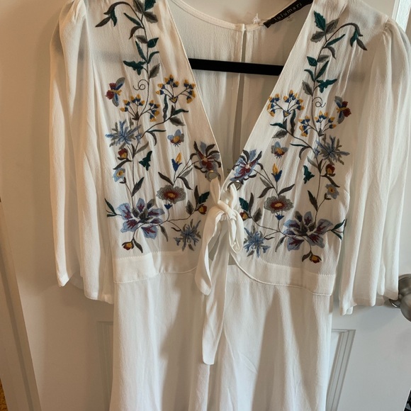 ❗️NEW❗️Lulumari White Floral Embroidered Romper/M - Picture 6 of 8